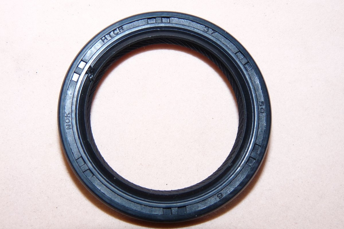 Сальник колінвала передній 37x50,2x6